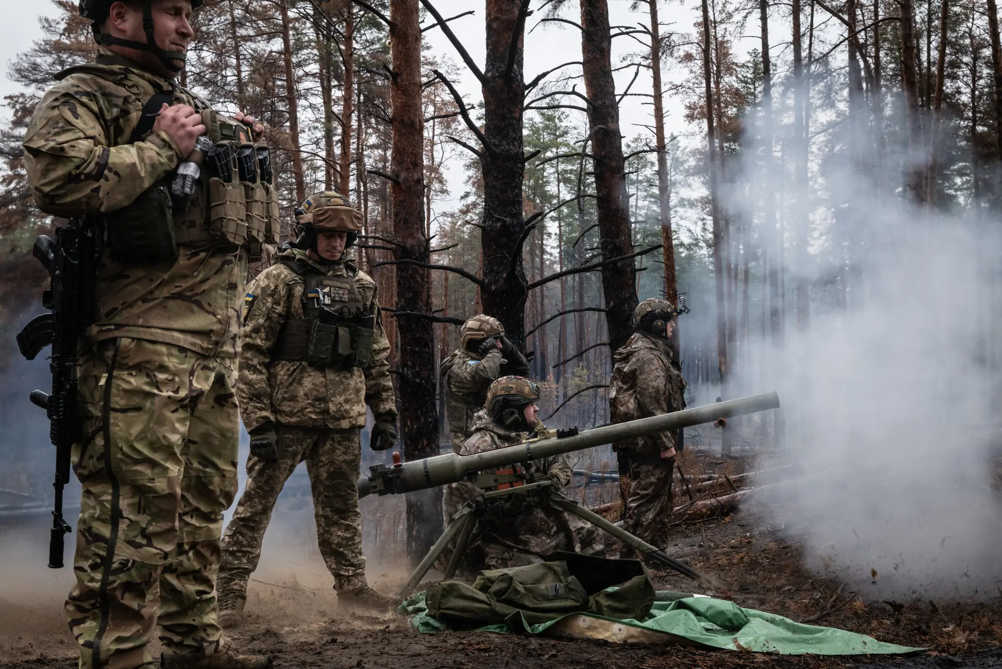 Українські солдати стріляють з безвідкатної рушниці по лінії фронту на сході України минулого місяця